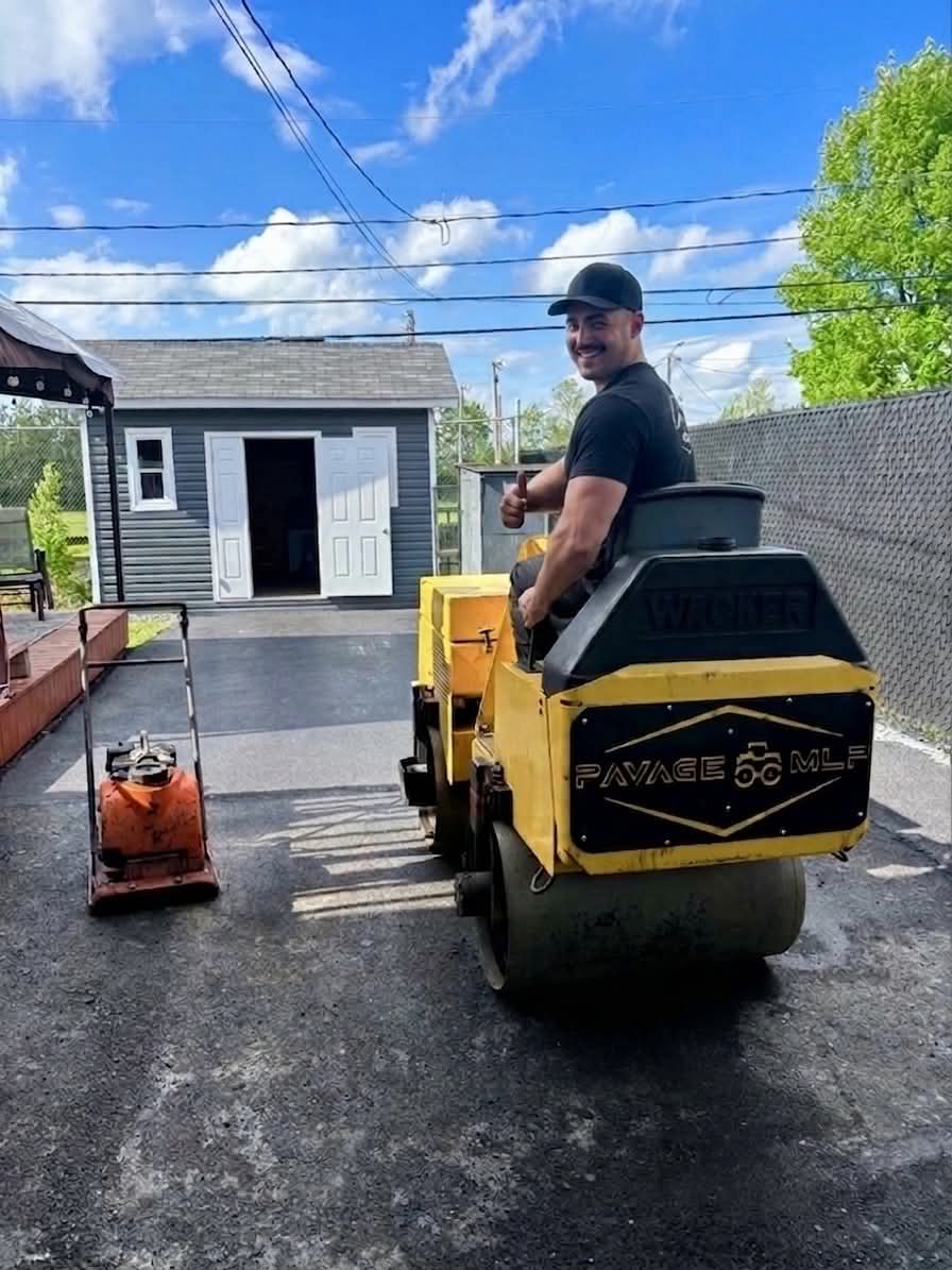 Maxim Lapierre, fondateur de Pavage MLP, au volant de son rouleau compacteur